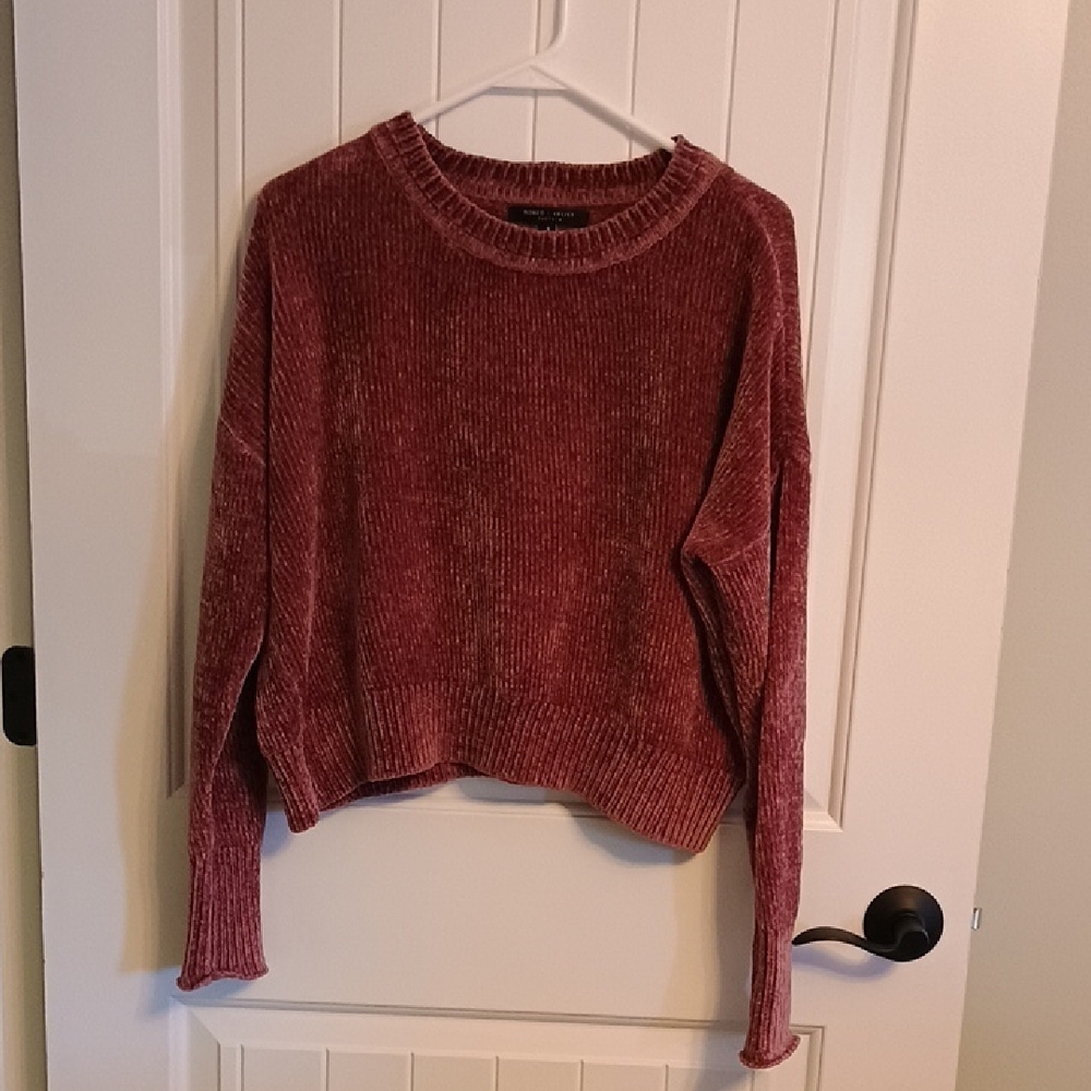 Woman's Small Romeo & Juliet Couture Maroon Crew Neck Sweater